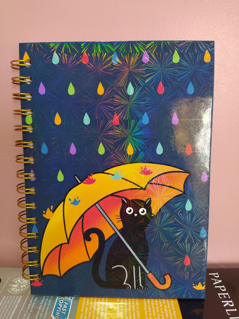 Cuaderno anillado de un gato negro